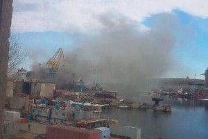 Горящую субмарину в Северодвинске затопят Горящую субмарину в Северодвинске затопят