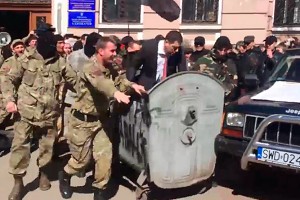 "Правый сектор" бросил юриста в мусорку "Правый сектор" бросил юриста в мусорку