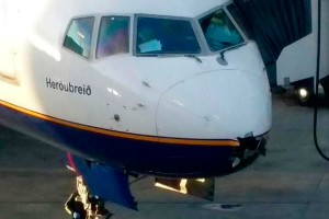 Молния пробила дыру в пассажирском Boeing Молния пробила дыру в пассажирском Boeing