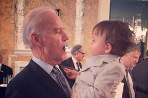 Байден украл соску у внука Блумберга Байден украл соску у внука Блумберга