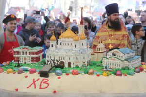 Москвичей накормили огромным куличом Москвичей накормили огромным куличом