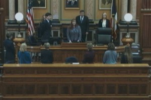 Ведьма провела службу в парламенте Айовы Ведьма провела службу в парламенте Айовы