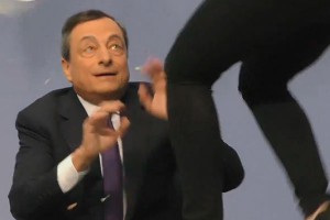 Девушка в стрингах прыгнула на главу ЕЦБ Девушка в стрингах прыгнула на главу ЕЦБ