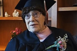 Пенсионерка закончила школу в 103 года Пенсионерка закончила школу в 103 года