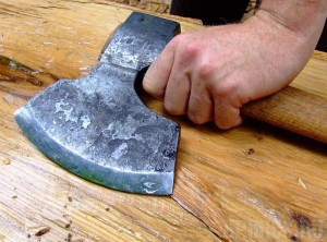 Житель Мглинского района разбил земляку голову топором