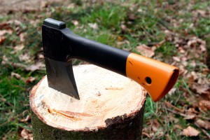 Полицейского зарубили топором на работе Полицейского зарубили топором на работе