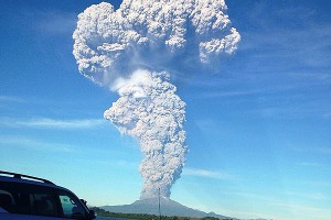 Вулкан в Чили выбросил тонны пепла Вулкан в Чили выбросил тонны пепла