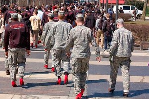 Американские солдаты носят туфли на шпильках Американские солдаты носят туфли на шпильках