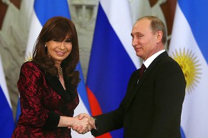 Путин помог Киршнер с бутылкой Путин помог Киршнер с бутылкой