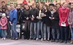 В центре Брянска горожане исполнили военные песни