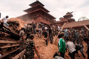 Выживших в Непале ищут по Facebook Выживших в Непале ищут по Facebook