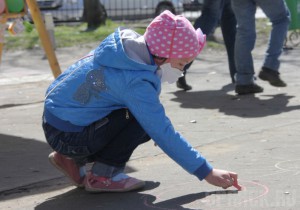 Перенесшие заболевания дети рисовали добро в Майском парке