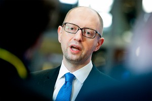 Яценюк закатил истерику донорам Яценюк закатил истерику донорам