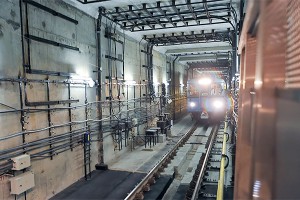 В метро поезд протащил застрявшего пассажира В метро поезд протащил застрявшего пассажира