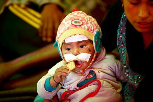 Из-под завалов в Непале спасли младенца Из-под завалов в Непале спасли младенца