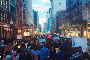 Уличные беспорядки перекинулись на Нью-Йорк Уличные беспорядки перекинулись на Нью-Йорк