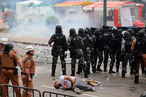 В Бразилии полиция избила учителей В Бразилии полиция избила учителей