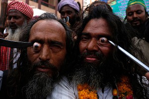 Индусы со спицами в глазах шокировали Сеть Индусы со спицами в глазах шокировали Сеть