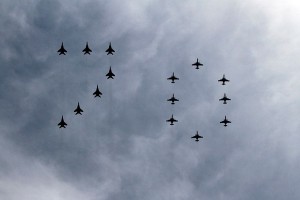 Над Кремлем пролетели боевые самолеты Над Кремлем пролетели боевые самолеты