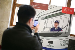 В метро поставили картонных работников В метро поставили картонных работников