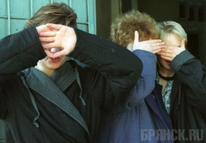 Пенсионеры застали дома трех воровок