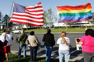 Пенсионерка решила засудить всех геев в мире Пенсионерка решила засудить всех геев в мире