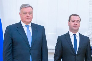 Якунин попросил у Медведева 140 миллиардов Якунин попросил у Медведева 140 миллиардов