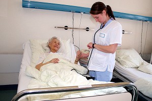 Пенсионерка умерла из-за драки медсестер Пенсионерка умерла из-за драки медсестер