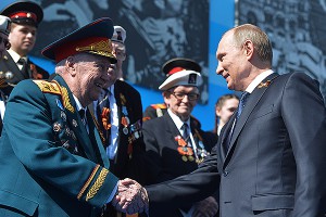 Путин объявил минуту молчания на параде Путин объявил минуту молчания на параде