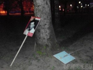 Пьяные брянцы выбросили портреты фронтовиков Фото: vk.com