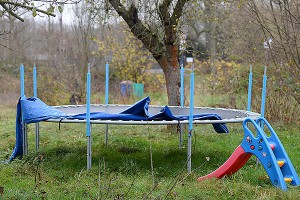 Батут с двумя детьми унесло ветром Батут с двумя детьми унесло ветром