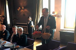 Лавров подарил Керри помидоры и картошку Лавров подарил Керри помидоры и картошку