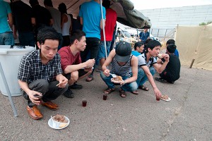 Мигрантов нарядят перед депортацией Мигрантов нарядят перед депортацией