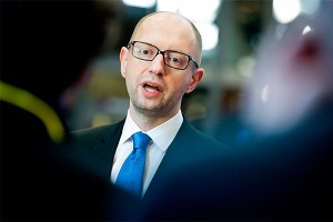 Яценюка высмеяли за полет экономклассом Яценюка высмеяли за полет экономклассом