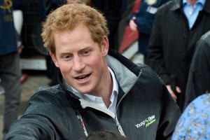 Гарри поставил фотографу клеймо на лбу Гарри поставил фотографу клеймо на лбу