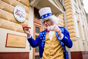 Москвичи осудили провокацию Латвии Москвичи осудили провокацию Латвии