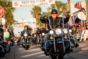 Байкеры устроили бойню у бара "Твин Пикс" Байкеры устроили бойню у бара "Твин Пикс"