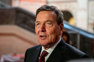 Шредер встал на защиту России Шредер встал на защиту России