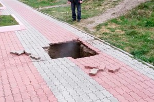 Женщина с коляской упала в яму с кипятком Женщина с коляской упала в яму с кипятком