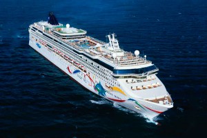 Севший на мель лайнер напугал пассажиров Севший на мель лайнер напугал пассажиров