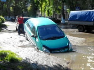 В центре Бежицы провалился автомобиль Фото: vk.com