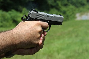 Мужчина открыл по грабителям огонь Мужчина открыл по грабителям огонь