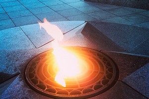 Школьники пожарили картошку на Вечном огне Школьники пожарили картошку на Вечном огне