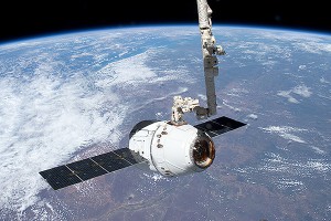 Dragon с червями приводнился в Тихом океане Dragon с червями приводнился в Тихом океане