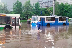 После ливня улицы Москвы ушли под воду После ливня улицы Москвы ушли под воду