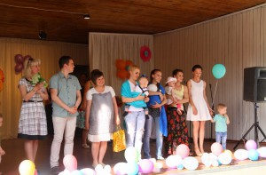 Взрослые и дети собрались на большой семейный праздник