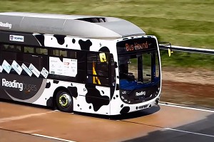 Автобус на навозе побил рекорд скорости Автобус на навозе побил рекорд скорости