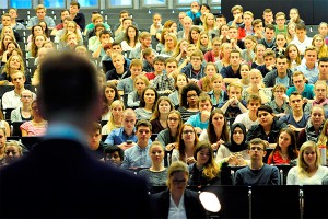 Медведев раздал вузам десять миллиардов Медведев раздал вузам десять миллиардов