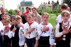 Украинские дети упали в обморок после молитвы Украинские дети упали в обморок после молитвы