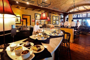 В США официанта уволили за расистский чек В США официанта уволили за расистский чек